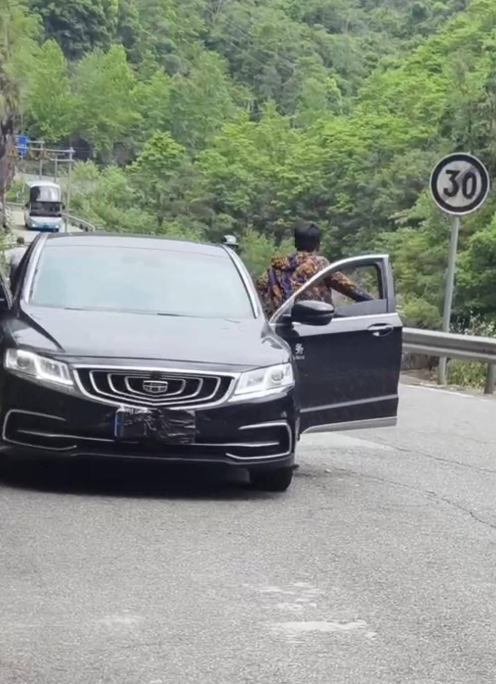 皇冠信用网申请_网友称风景区内“公务车”遮挡前后牌；永嘉交警：已关注皇冠信用网申请，正核实