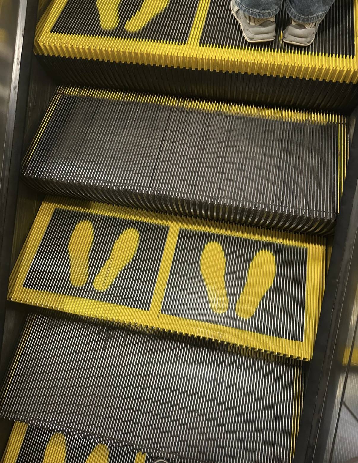 正版皇冠信用网出租_不必“左行右立”正版皇冠信用网出租！北京地铁扶梯上多了两只黄色脚印