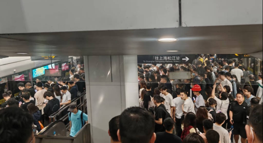 皇冠信用网在线注册_上海地铁：9号线因雨天打滑皇冠信用网在线注册，佘山往九亭方向部分列车限速运行