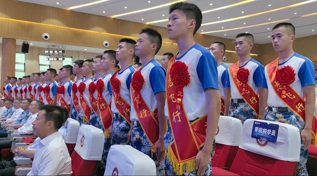 美国足球
_人数全国第一美国足球
!绵阳中学40余人被录取为空军飞行学员