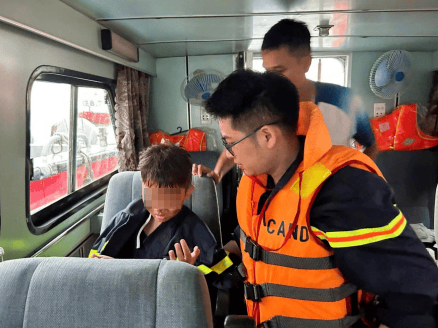 皇冠信用網押金多少_雷暴突袭!越南游船倾覆已致34死皇冠信用網押金多少,有男孩4小时后获救,山峰被雷电击中起火