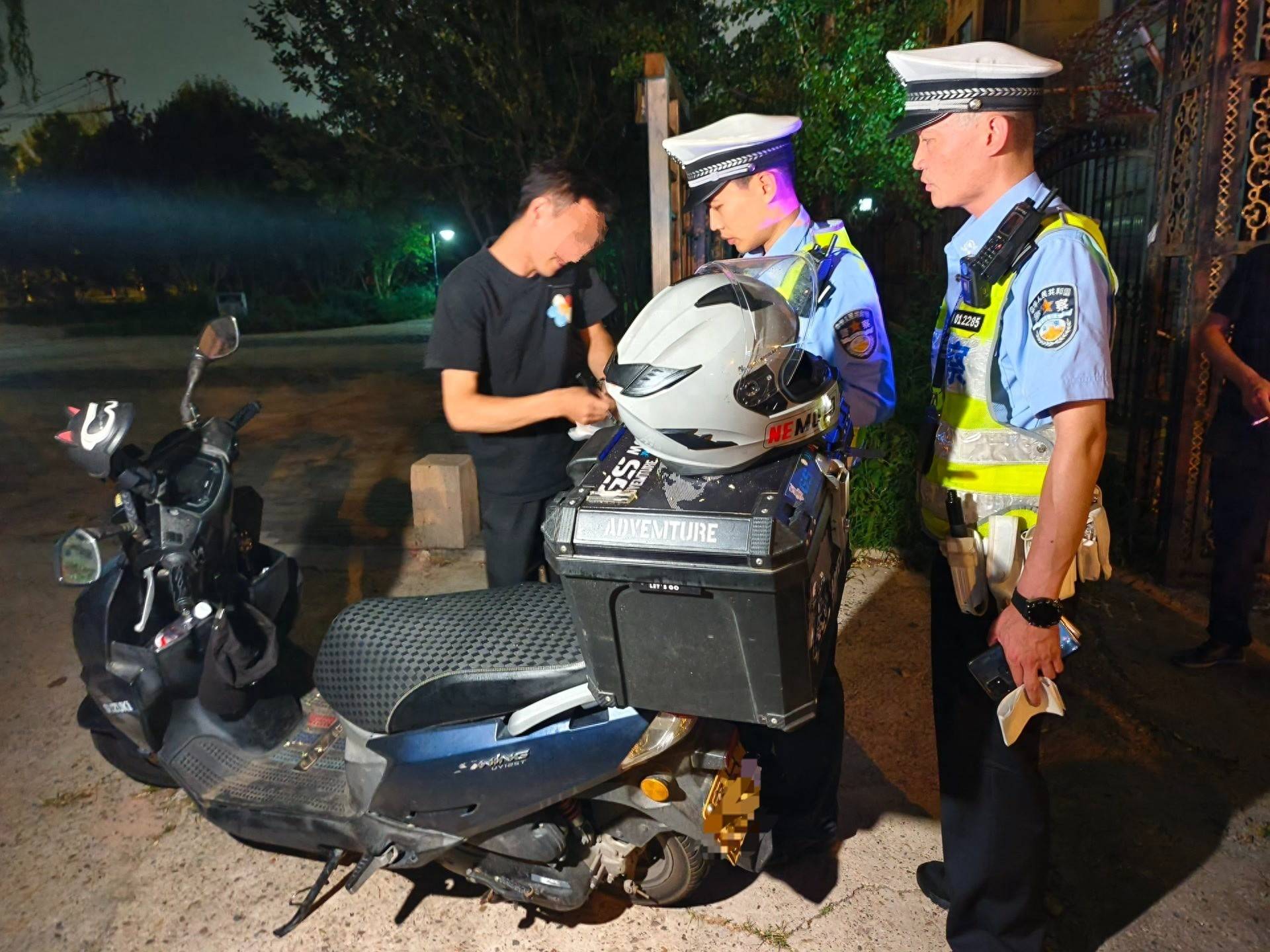 皇冠信用网登2_北京警方夜查皇冠信用网登2，京B摩托车进四环被当场拦下