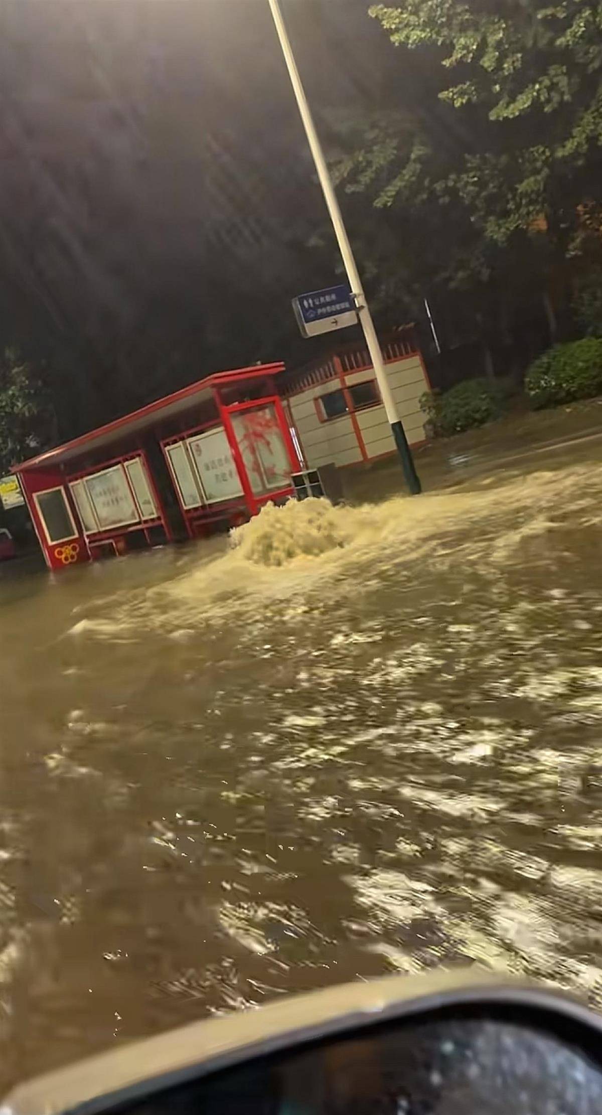 皇冠信用网代理_山东潍坊突发暴雨多处渍水有车辆被淹皇冠信用网代理，有幼儿园通知停课，一男子驾驶牧马人连救5辆车