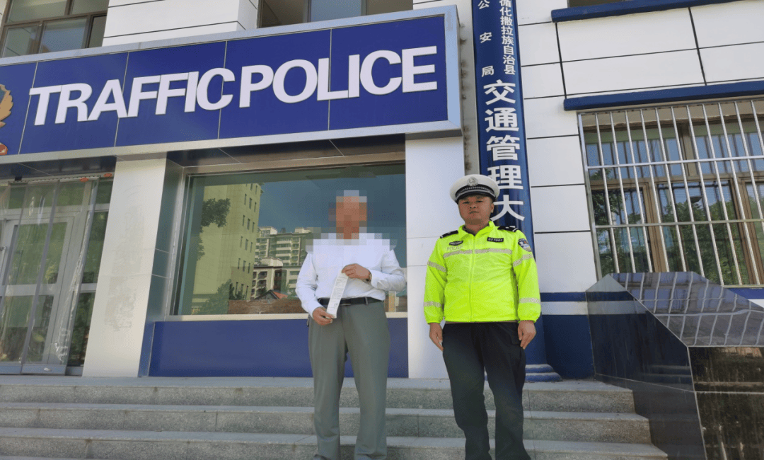 如何代理皇冠信用網_惊险如何代理皇冠信用網！青海一女童竟端坐在行驶中的轿车车顶！