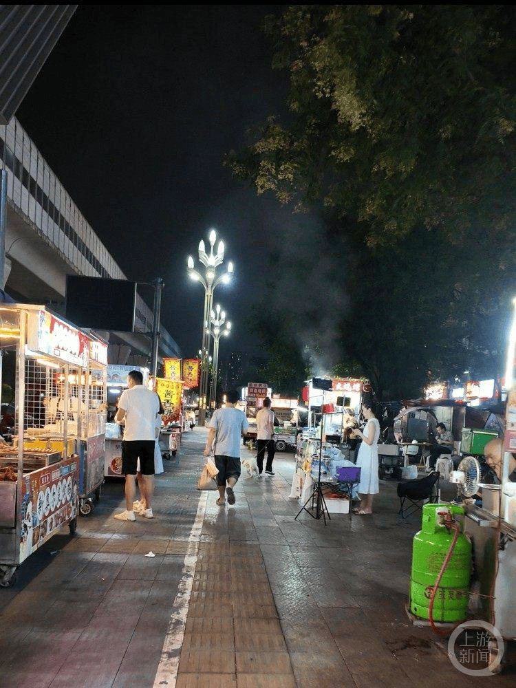 奥地利联赛 _失去双腿的她在夜市摆摊 成奥地利联赛 了夜市里的“团宠”