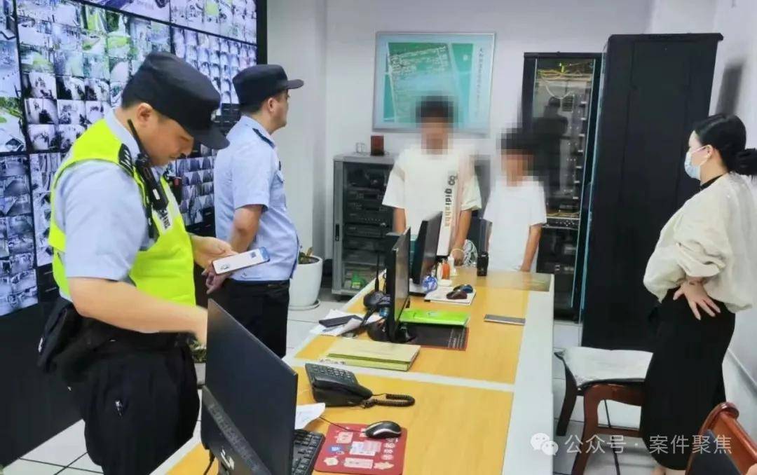 皇冠信用网如何注册_吓出一身冷汗！事发上海皇冠信用网如何注册，3个娃在13楼楼顶边缘“飞檐走壁”，还不是第一次