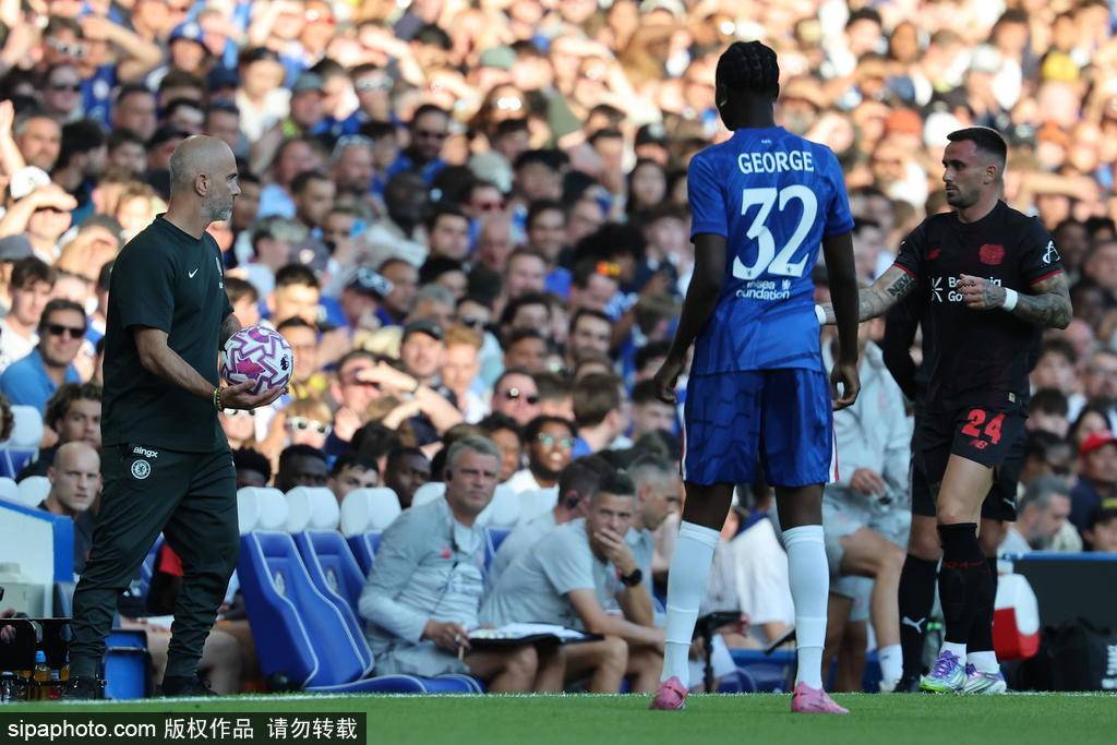 切尔西vs水晶宫_错失绝杀！桑托斯无人防守打门离谱高出切尔西vs水晶宫，场边的马雷斯卡抱头无奈