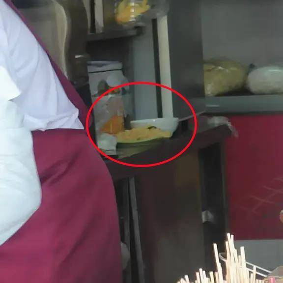 皇冠信用網代理_餐馆将两盘吃剩的炒饭回收并混合皇冠信用網代理，顾客怀疑其重新售卖，市监：未发现证据，已令商家停业整改卫生