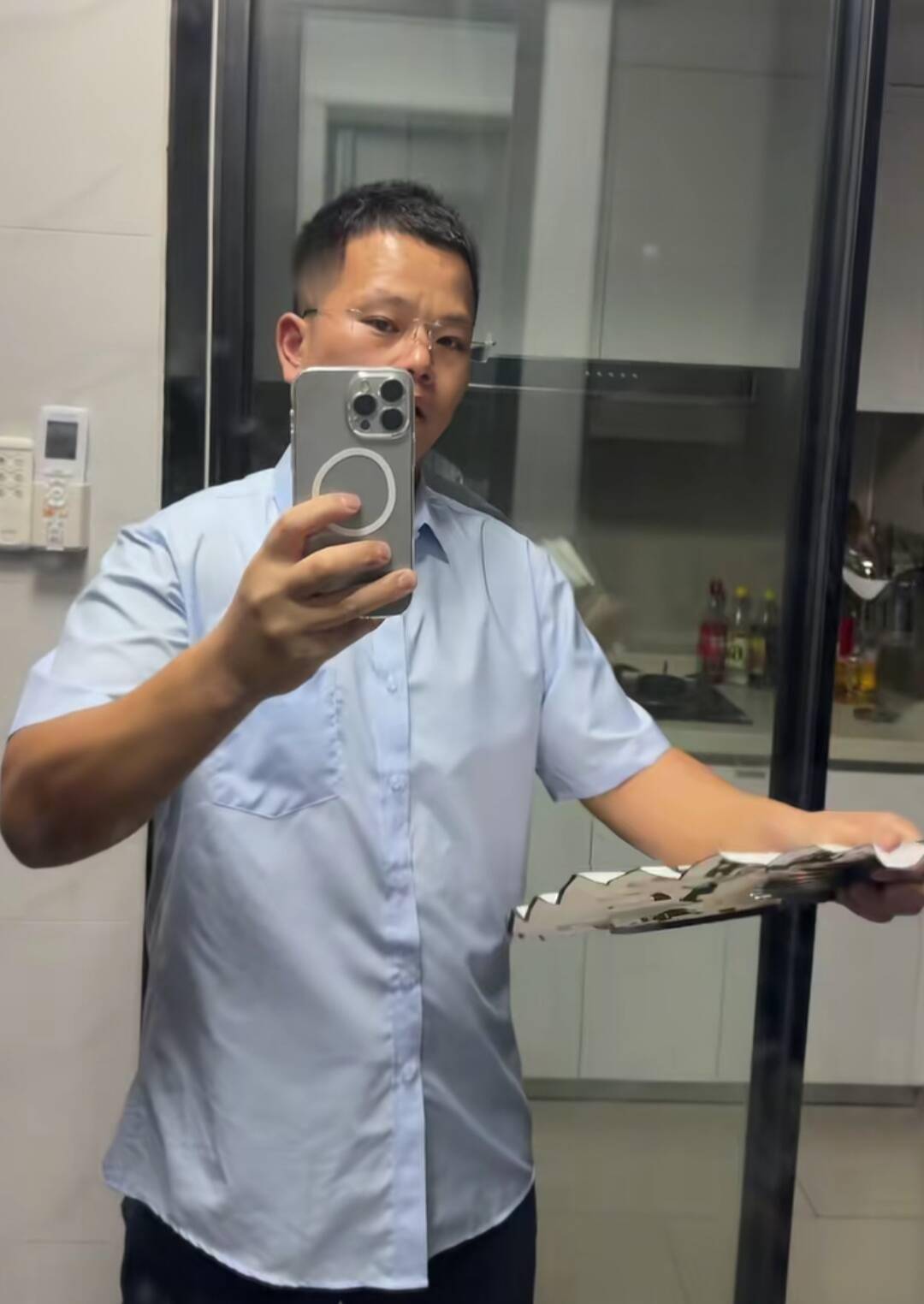 皇冠信用盘怎么注册_男子手拿折扇逛街却被看成持刀皇冠信用盘怎么注册，被路人踹倒抓进派出所，当事人：至今都是蒙的