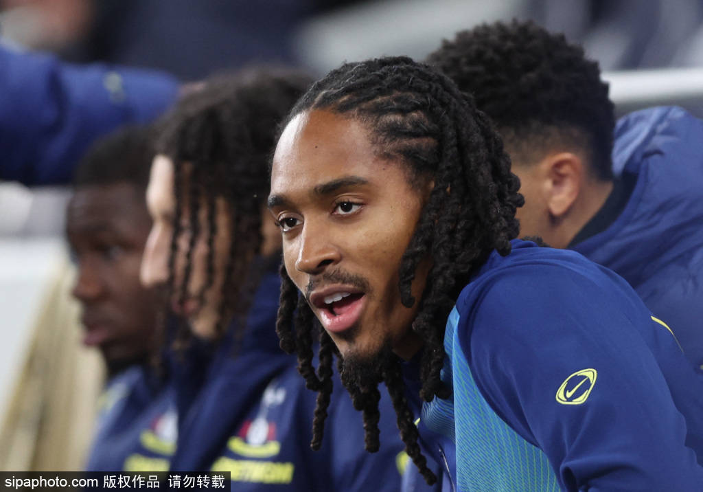 皇冠体育App下载
_德比首秀戴帽皇冠体育App下载
！埃泽：做梦都不敢想象这样的时刻 我本应该打进4球