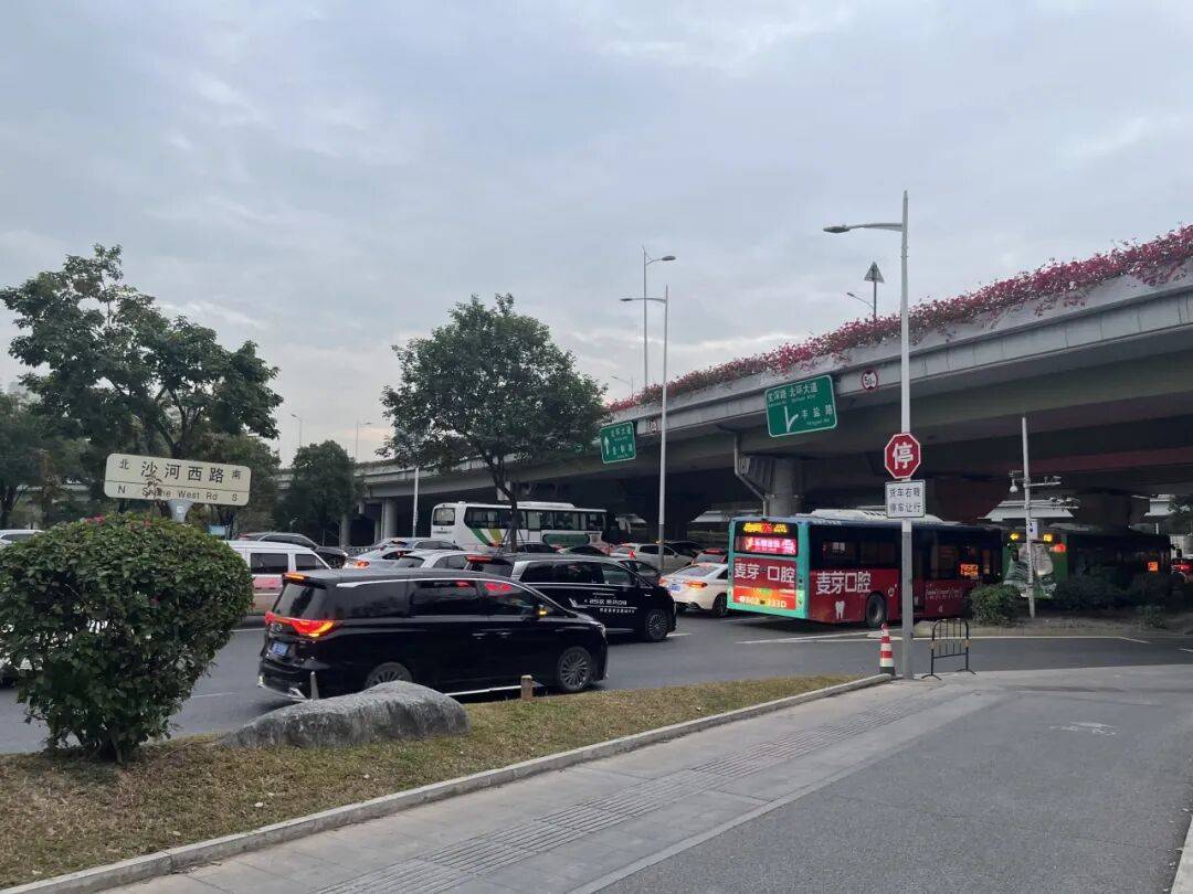 厄瓜多尔足球_“等到车熄火”！深圳一主干道厄瓜多尔足球，因封路导致拥堵！多部门研究疏解方案