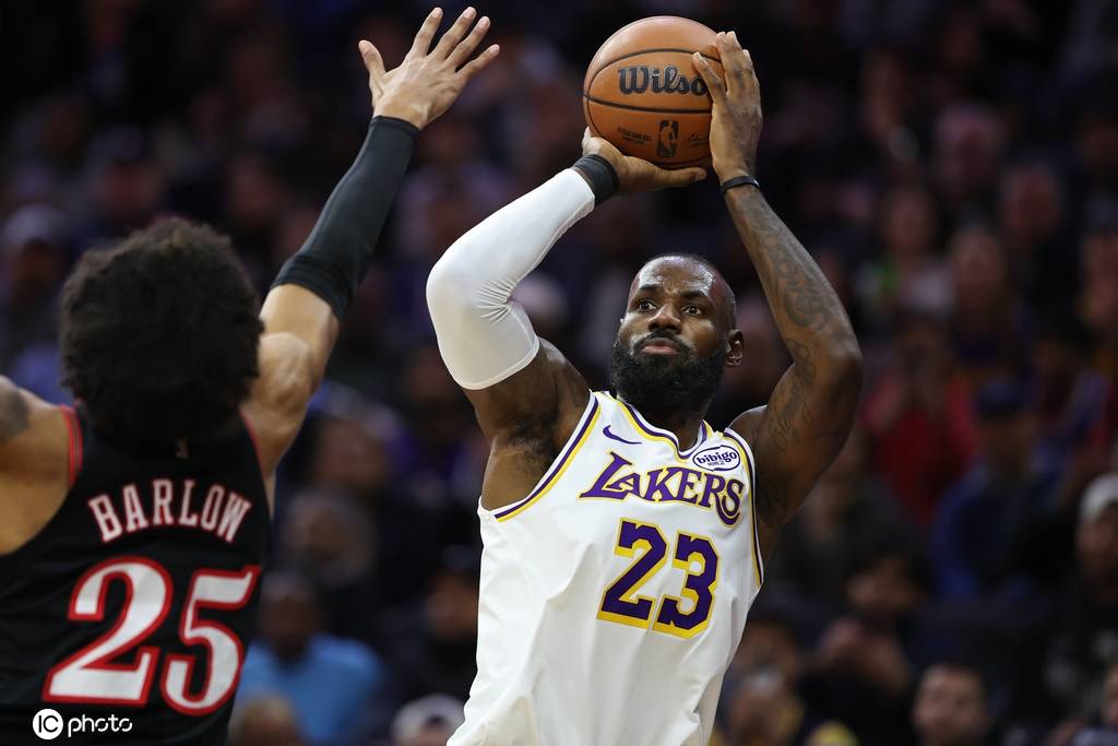 约旦足球
_詹姆斯29+7+6末节12分 湖人险胜76人避免连败