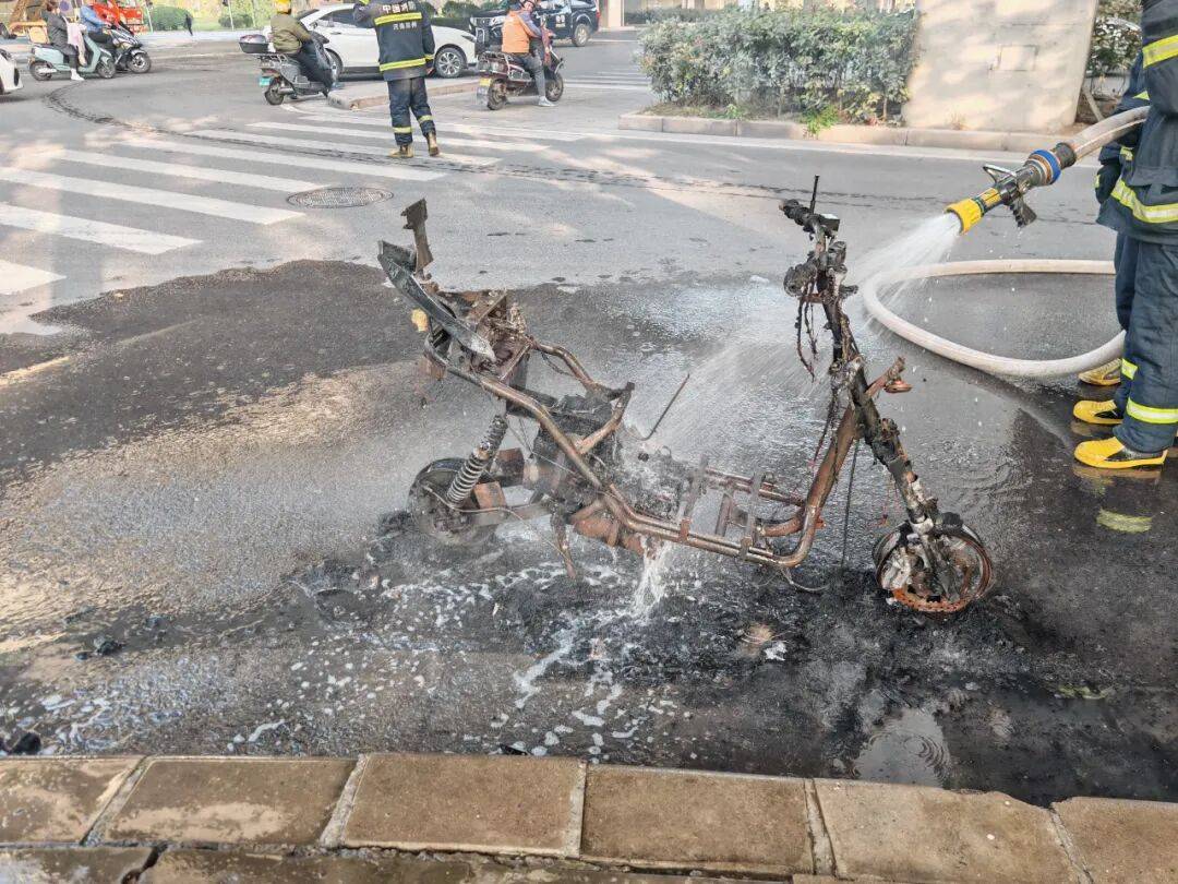 皇冠体育App下载_集中曝光皇冠体育App下载！郑州市2025年11月共发生13起电动自行车火灾！