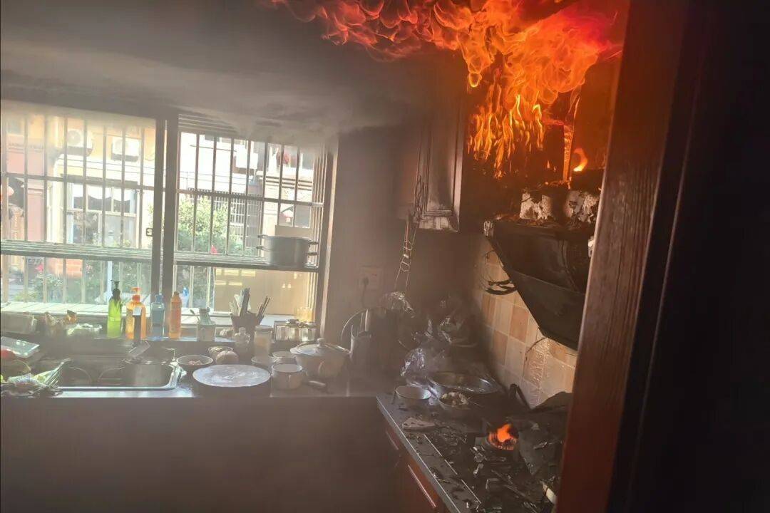 皇冠信用網代理申条件_女子炖肉时出门领免费鸡蛋皇冠信用網代理申条件，回家时傻眼：煤气灶、油烟机全被烧毁，损失超8000元