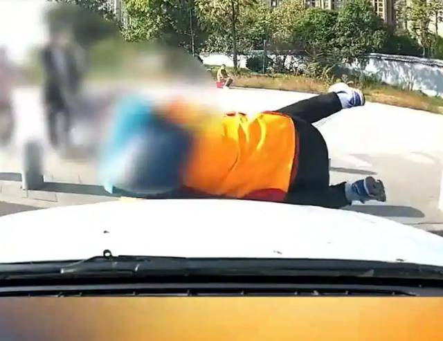 皇冠信用网怎么租_陕西一女子开车时皇冠信用网怎么租,丈夫全程焦急喊“点刹车”,仍操作不当撞上骑行者致其死亡,交警披露事故细节