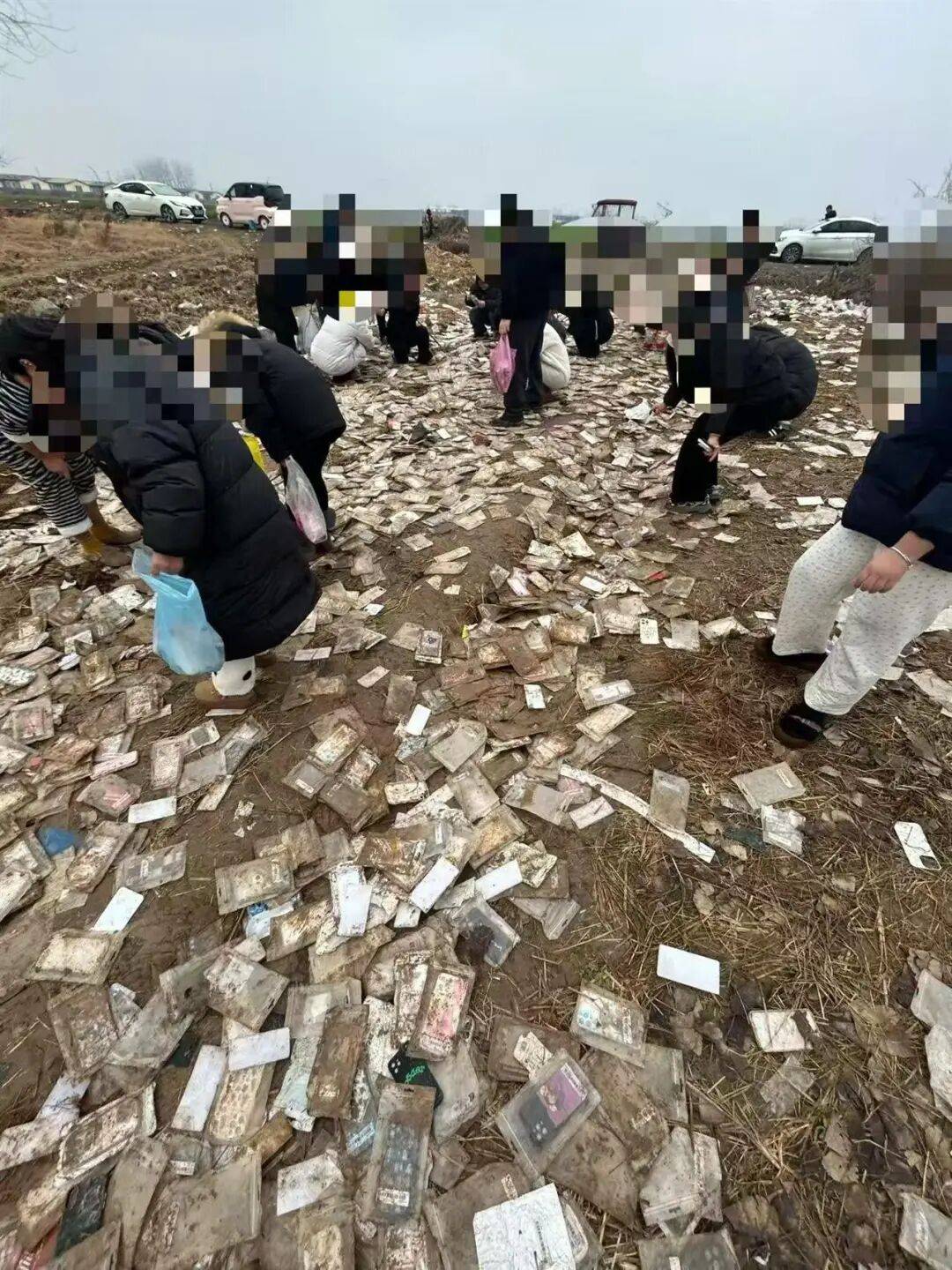 皇冠信用最新地址_商丘一空地现成堆被丢弃的全新手机壳皇冠信用最新地址,多人驱车前往“捡漏”,有人一次捡了50个