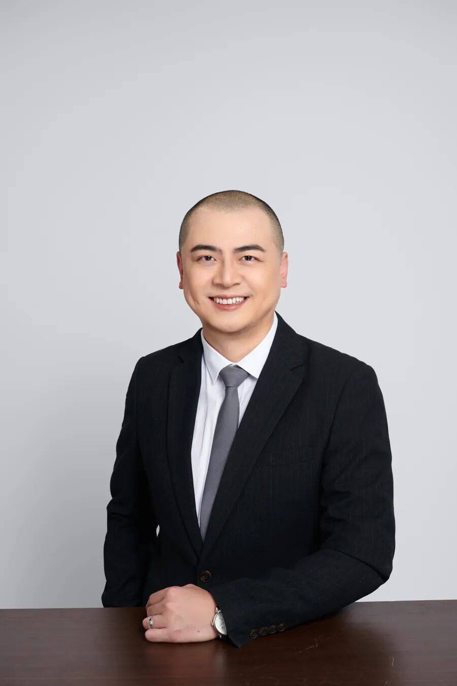 皇冠信用网正版开户_上海一厅局级干部突然辞职皇冠信用网正版开户，刚40岁出头！离开体制后，他比以前更忙了，全职创业究竟值吗？