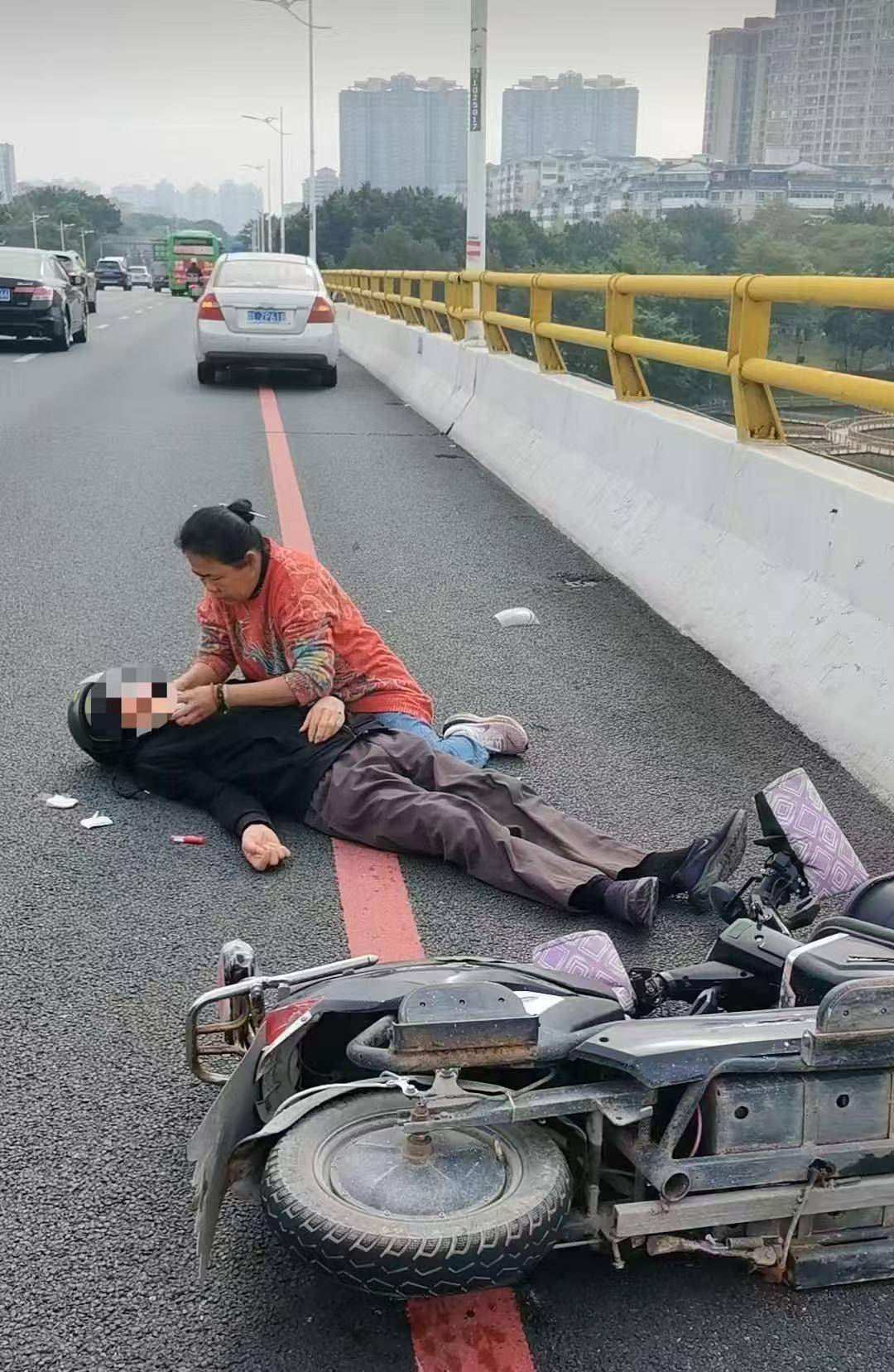 皇冠代理开户
_东江大桥20分钟生死救援皇冠代理开户
!惠州一女子教科书式施救