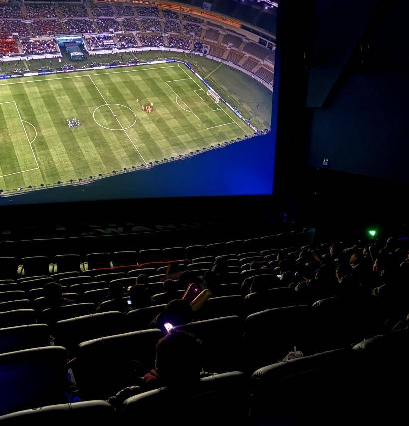 中国vs日本
_U23国足4球败给日本中国vs日本
,武汉球迷在影院观赛加油,赛前有车企承诺如夺冠为两名球员送车