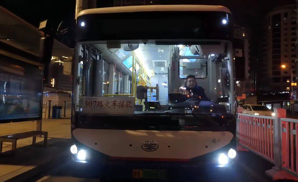 皇冠信用网代理注册_青岛一小伙:“长大后皇冠信用网代理注册,我开上了小时候经常坐的公交车”……从幼儿老师到公交司机,他用坚守温暖春运归途