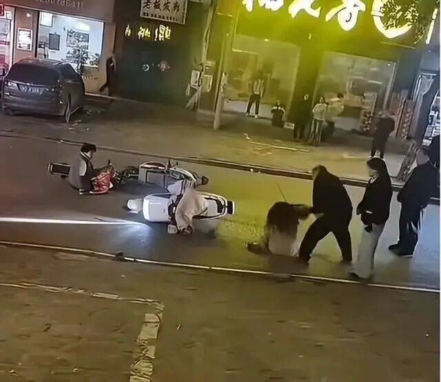 皇冠会员
_河南平顶山夫妻当街殴打15岁女孩皇冠会员
,官方通报:因电动二轮车碰撞引发口角,打人者刘某飞、韩某娜被采取刑事强制措施,案件正在进一步办理中