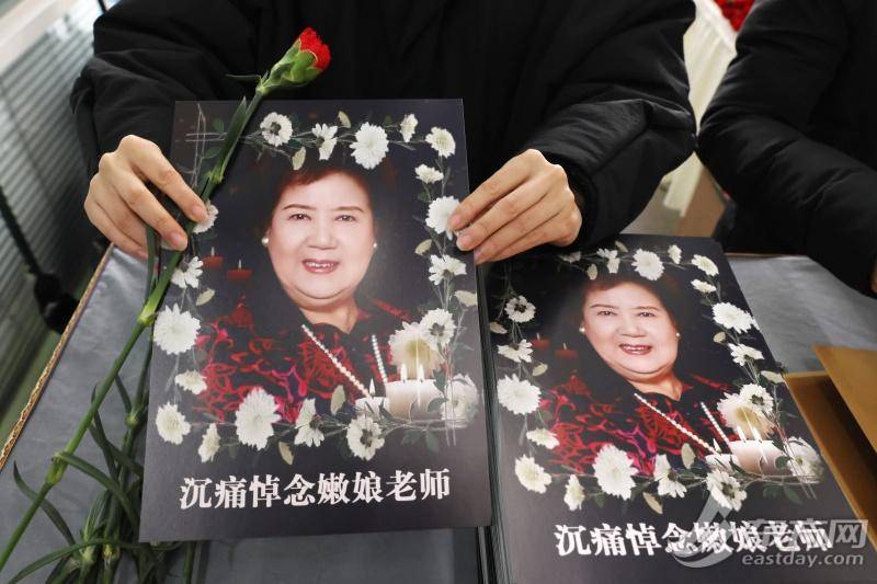 皇冠代理联系方式 _上海市民送别百岁嫩娘：从艺八十载皇冠代理联系方式 ，最后一次红装谢幕 | 组图